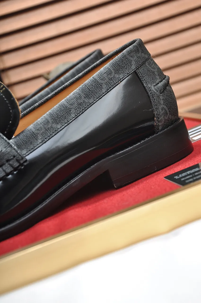 Men's shoes💰560💶Italy's top luxury men's shoe giant (GUCCI) (Gucci) (full cowhide lining) new arrival🍃Original European style🔰 Pleasant to the eye😍In order to make the shoes more durable and non-deformable🌀The production continues to follow traditional methods but there is still no lack of innovation💪Choose original sheepskin for the leather♻️ Smooth and natural And extra bright ⭐Made of imported cowhide, the first choice of rich people 38-45 (45 customized)